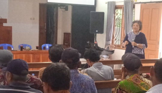Bersama YAPHI, Jemaat GKJ Bahtera Kasih Eromoko Pepantan Cemangkah Belajar Membaca Sertifikat Tanah 